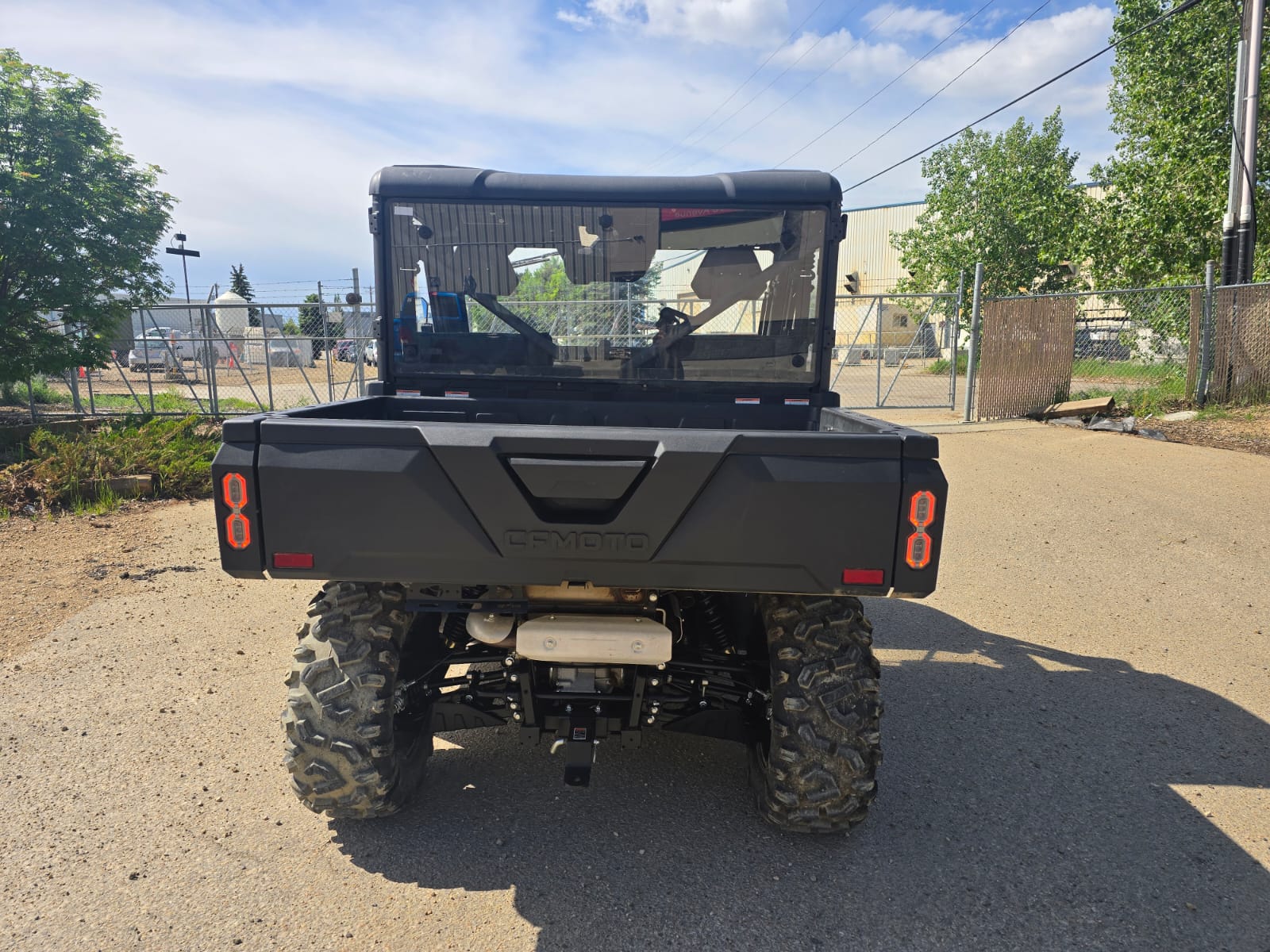 2023 CFMOTO UFORCE 1000 Cab + Heat - Image 5